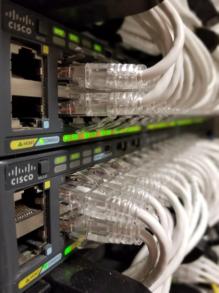 Switch de rede Cisco com cabeamento estruturado